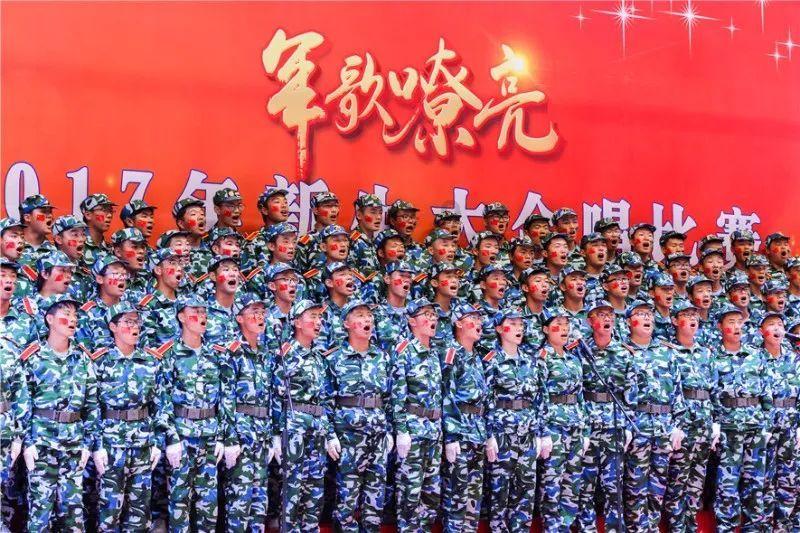 两名男孩偷走柯基后,卖给狗肉车落入狗贩子手里,女生及时赎回来